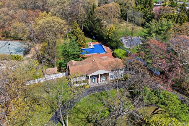 20 Hemingway Drive, Dix Hills, NY 11746