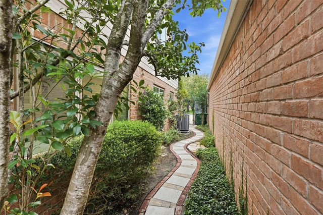 2026 Ashford Hollow Lane, Houston, TX 77077