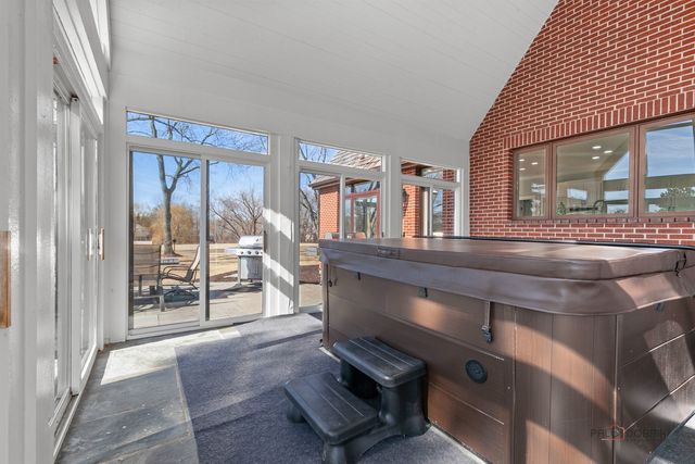 13 Kensington Drive, North Barrington, IL 60010