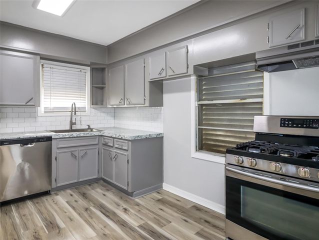 6705 Speaker Street, Hitchcock, TX 77563