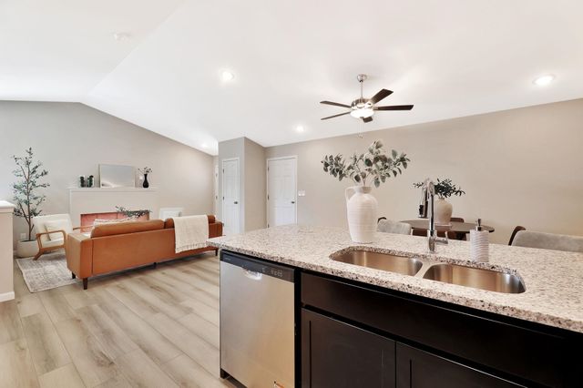 9287 E Fox Pointe, Bel Aire, KS 67226