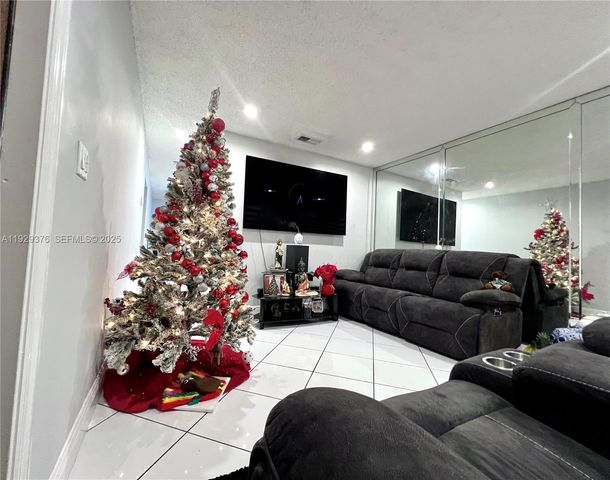 1430 W 42nd St, Hialeah, FL 33012