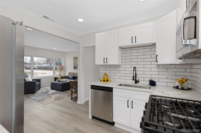 26707 Alger Boulevard, Madison Heights, MI 48071