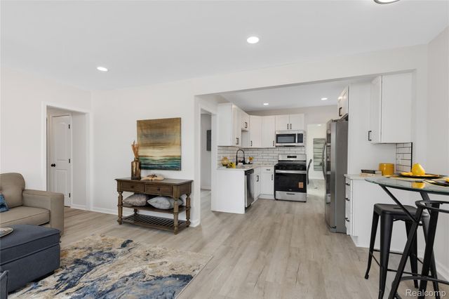 26707 Alger Boulevard, Madison Heights, MI 48071