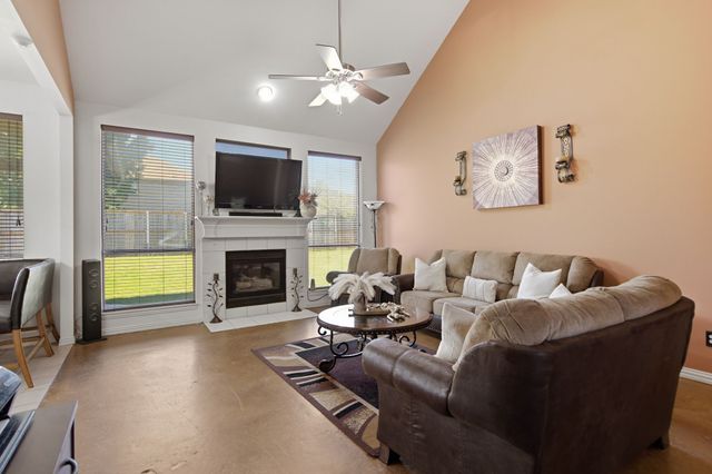 305 Ravenna Road, Lake Dallas, TX 75065