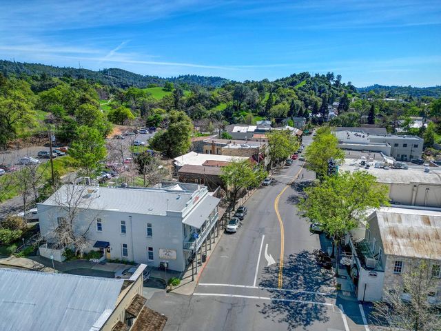 233 Mistletoe Ct, Angels Camp, CA 95222