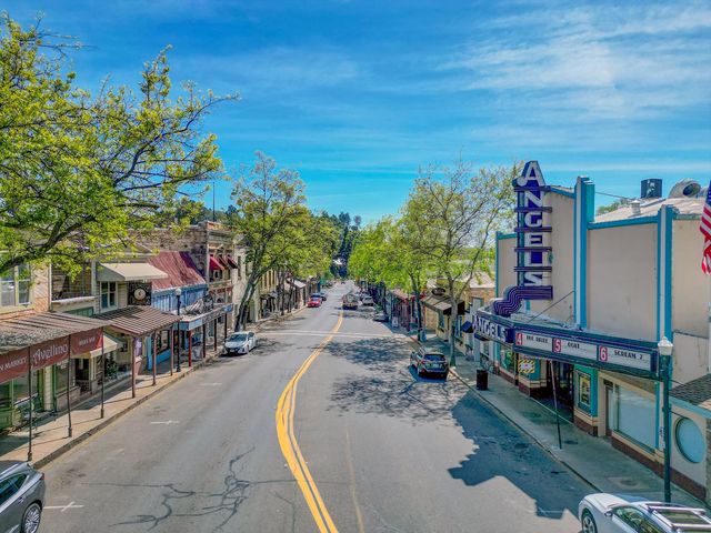 233 Mistletoe Ct, Angels Camp, CA 95222