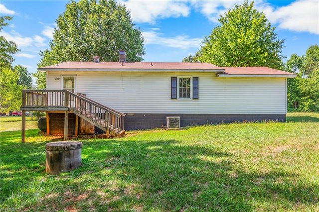 2832 Sizemore Road, Yadkinville, NC 27055