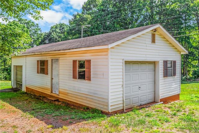 2832 Sizemore Road, Yadkinville, NC 27055