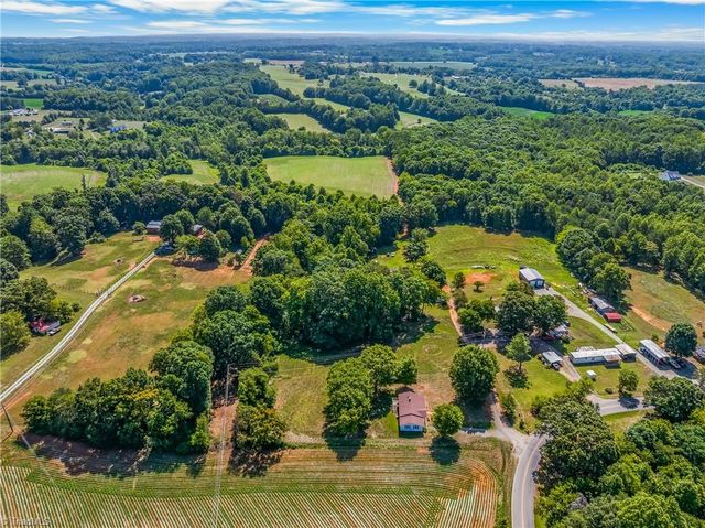 2832 Sizemore Road, Yadkinville, NC 27055
