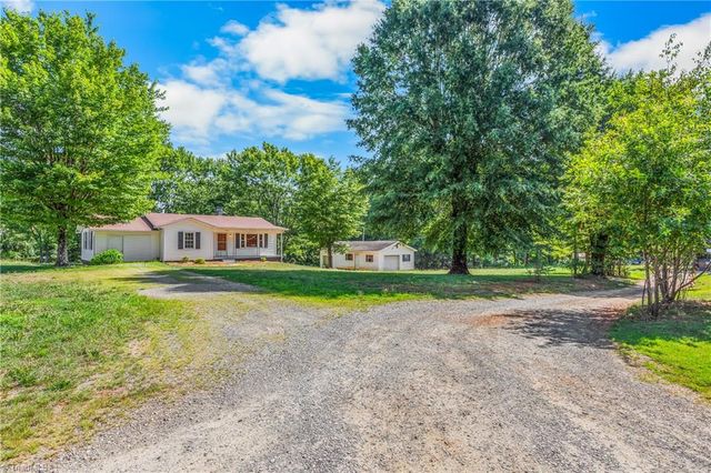 2832 Sizemore Road, Yadkinville, NC 27055