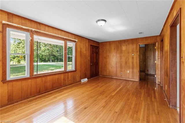 2832 Sizemore Road, Yadkinville, NC 27055