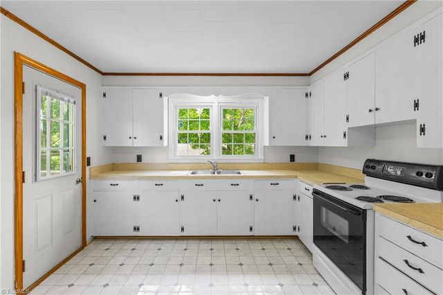2832 Sizemore Road, Yadkinville, NC 27055