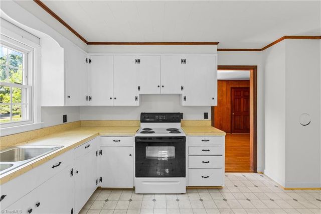 2832 Sizemore Road, Yadkinville, NC 27055