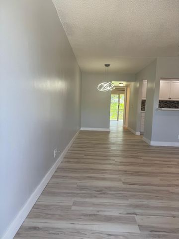 176 Sussex 176, West Palm Beach, FL 33417