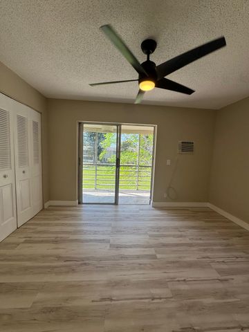 176 Sussex 176, West Palm Beach, FL 33417