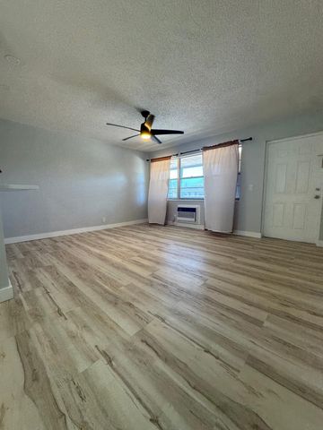 176 Sussex 176, West Palm Beach, FL 33417