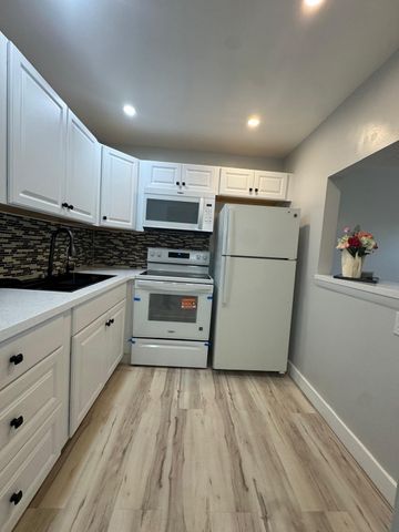 176 Sussex 176, West Palm Beach, FL 33417