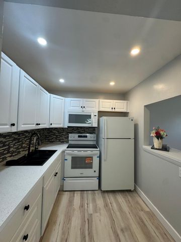 176 Sussex 176, West Palm Beach, FL 33417