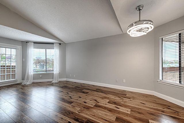 5550 Spring Valley Road 31, Dallas, TX 75254