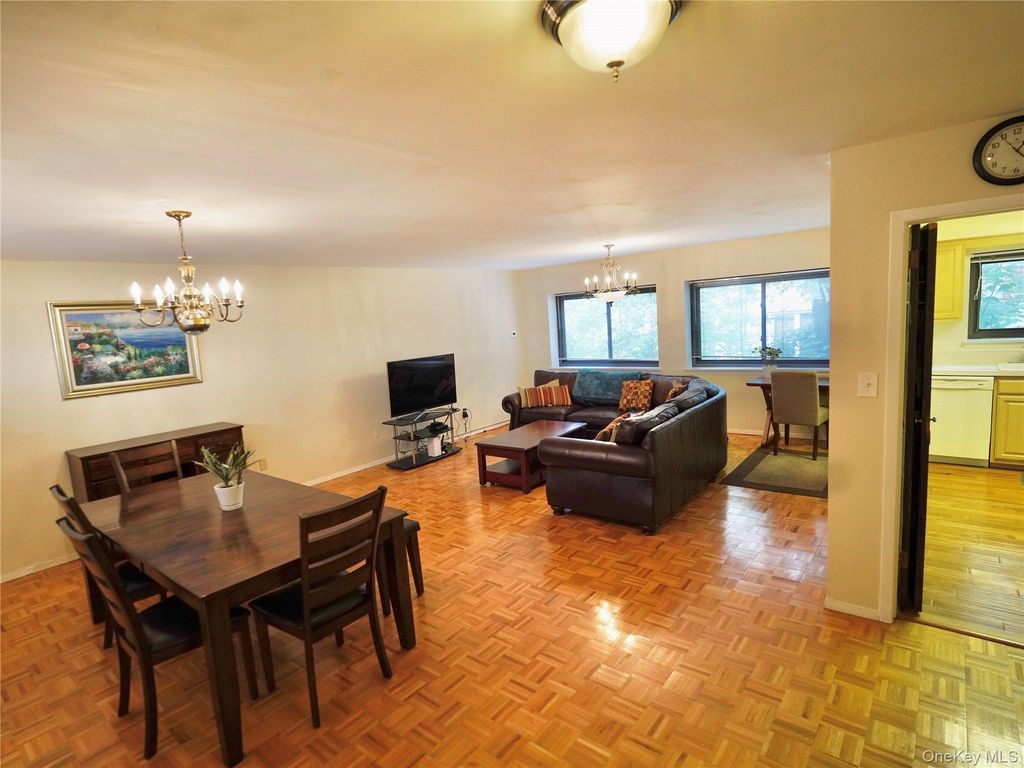 21 Canterbury Road 4, Great Neck, NY 11021 — photo 3