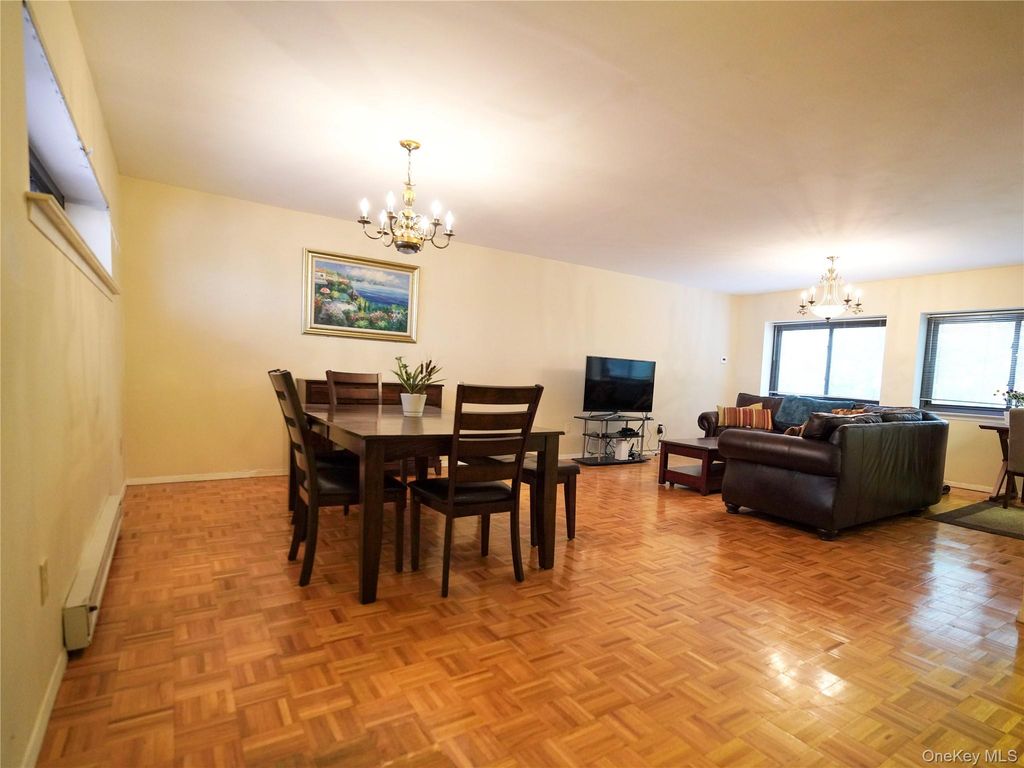 21 Canterbury Road 4, Great Neck, NY 11021 — photo 4