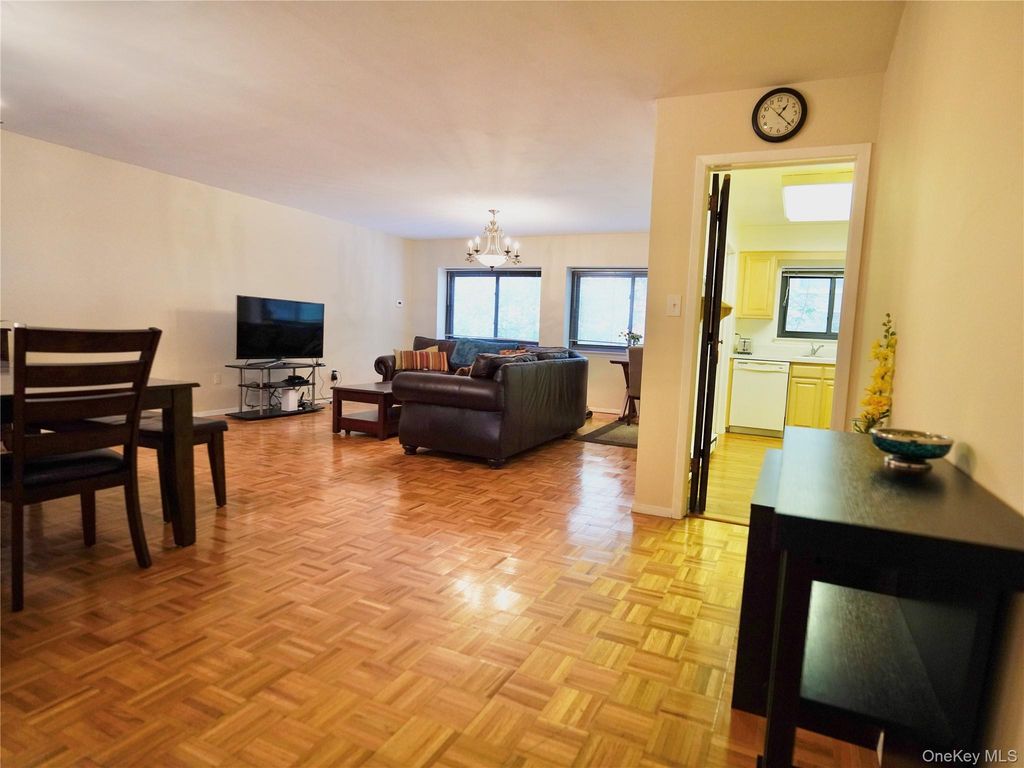 21 Canterbury Road 4, Great Neck, NY 11021 — photo 5