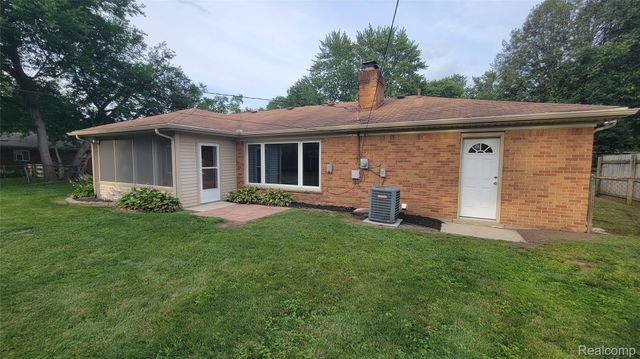 45437 Hecker Drive, Utica, MI 48317