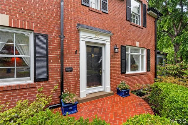 195 Austin Place, St Louis, MO 63122
