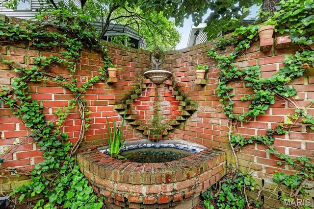195 Austin Place, St Louis, MO 63122