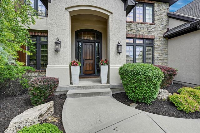 11204 W 165TH Street, Overland Park, KS 66062