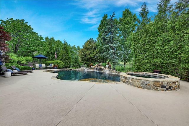 11204 W 165TH Street, Overland Park, KS 66062
