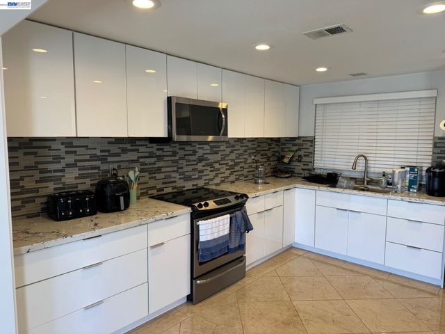 316 HERON DR., Pittsburg, CA 94561