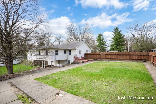 846 Lincoln Lake Avenue SE, Lowell, MI 49331