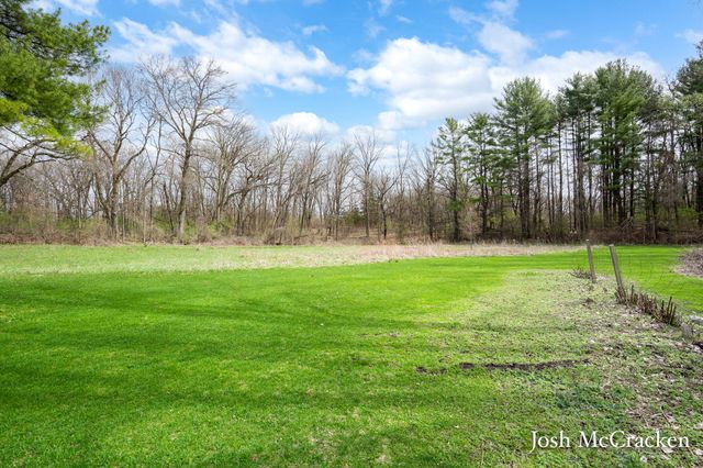 846 Lincoln Lake Avenue SE, Lowell, MI 49331