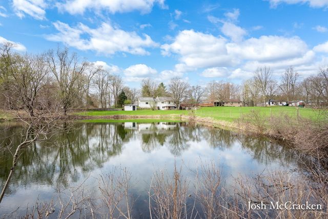 846 Lincoln Lake Avenue SE, Lowell, MI 49331