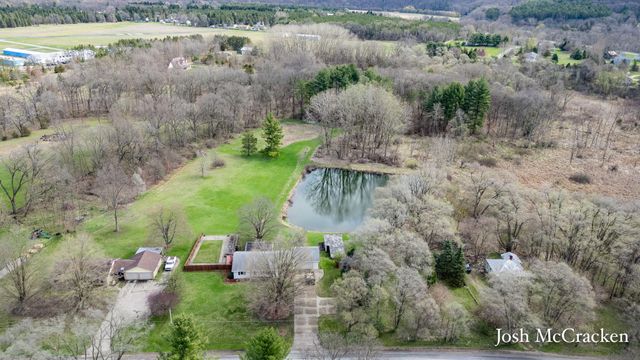846 Lincoln Lake Avenue SE, Lowell, MI 49331