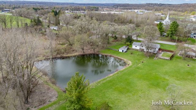 846 Lincoln Lake Avenue SE, Lowell, MI 49331