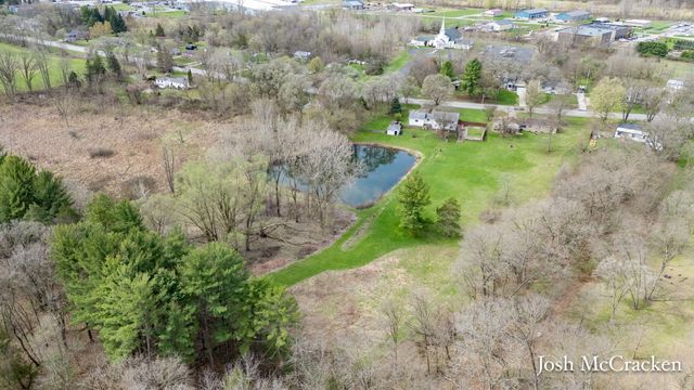 846 Lincoln Lake Avenue SE, Lowell, MI 49331