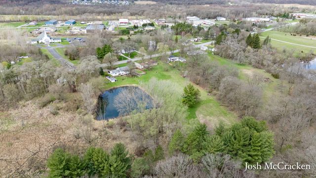 846 Lincoln Lake Avenue SE, Lowell, MI 49331