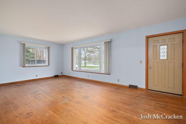 846 Lincoln Lake Avenue SE, Lowell, MI 49331