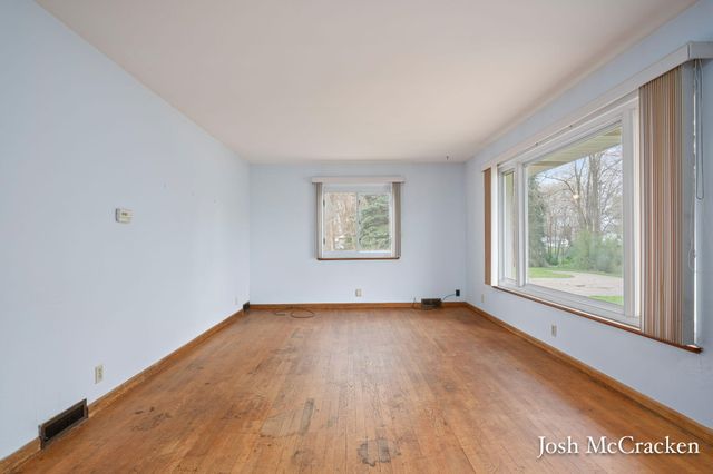 846 Lincoln Lake Avenue SE, Lowell, MI 49331