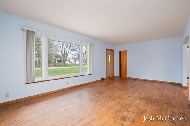 846 Lincoln Lake Avenue SE, Lowell, MI 49331