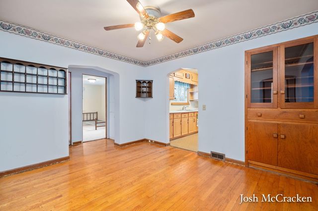 846 Lincoln Lake Avenue SE, Lowell, MI 49331