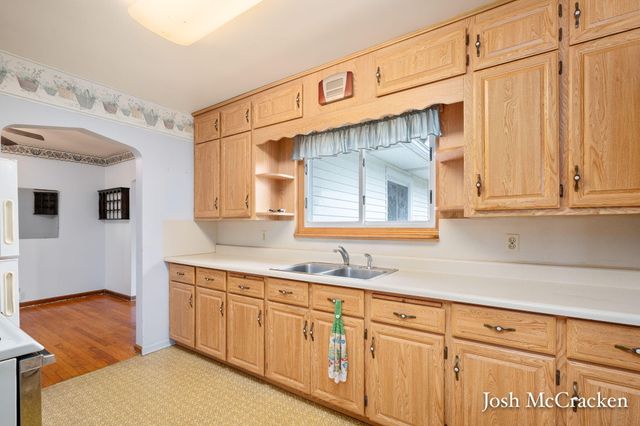 846 Lincoln Lake Avenue SE, Lowell, MI 49331