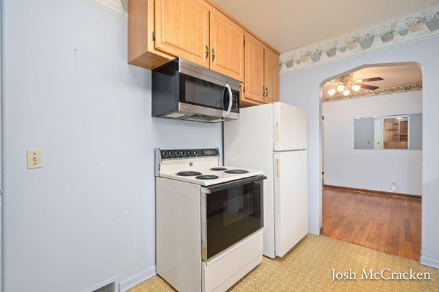 846 Lincoln Lake Avenue SE, Lowell, MI 49331
