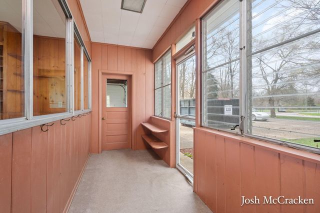 846 Lincoln Lake Avenue SE, Lowell, MI 49331