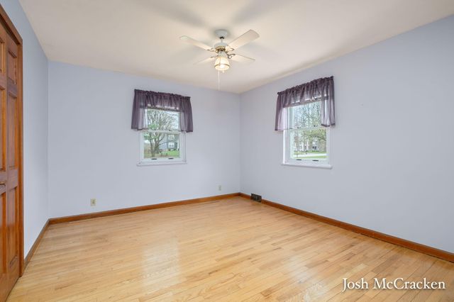 846 Lincoln Lake Avenue SE, Lowell, MI 49331
