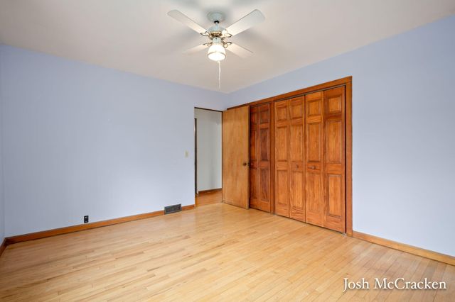 846 Lincoln Lake Avenue SE, Lowell, MI 49331