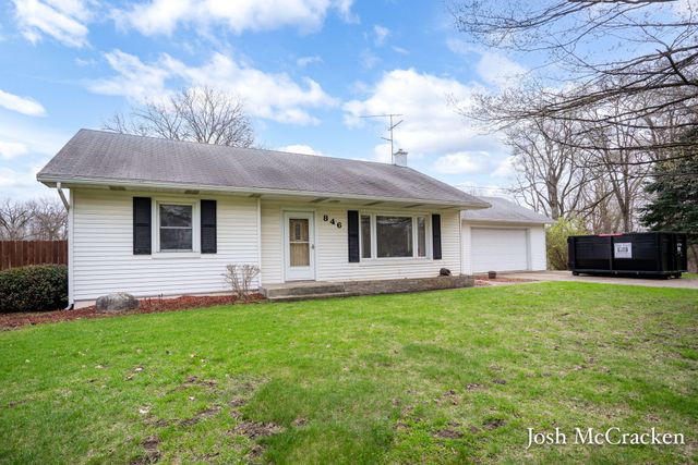 846 Lincoln Lake Avenue SE, Lowell, MI 49331